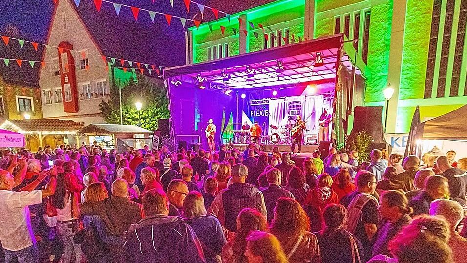 Am Mainburger Marktplatz feiern die Besucher des Altstadtfestes vor der Bühne. Auch dieses Jahr ist musikalisch wieder viel geboten. Am Mainburger Marktplatz feiern die Besucher des Altstadtfestes vor der Bühne. Auch dieses Jahr ist musikalisch wieder viel geboten.