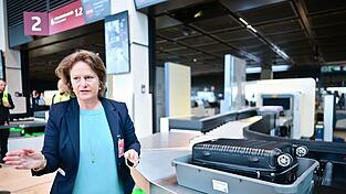 Flughafenchefin Aletta von Massenbach stellt neue CT-Scanner am Flughafen BER vor.