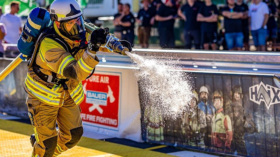In voller Montur müssen die Feuerwehrleute den Wettkampf-Parcours bestreiten.
