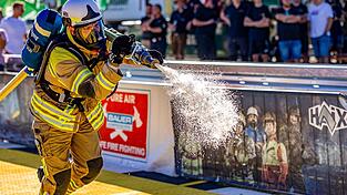 In voller Montur müssen die Feuerwehrleute den Wettkampf-Parcours bestreiten.