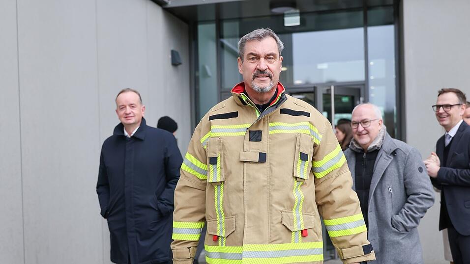 Vor der Sitzung des Kabinetts besuchte Ministerpräsident Söder die neue Integrierten Leitstelle für die Landkreise Ansbach und Neustadt/Aisch - natürlich thematisch passend in einer Feuerwehrjacke.