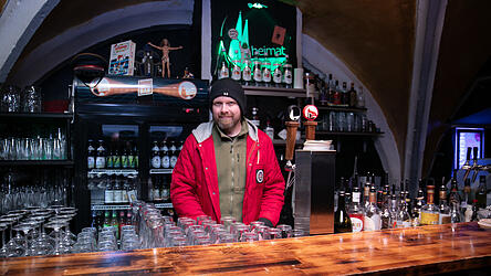 Matthias Sledziecki setzt in der Heimat auf regionales Bier. Seit 18 Jahren gibt es die Kneipe in Regensburg - sie ist eine Institution.