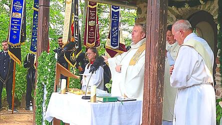 Stadtpfarrer Albert Hölzl, MMC-Zentralpräses Pfarrer Stefan Haimerl und Diakon Alfons Eiber zelebrieren den Festgottesdienst. Stadtpfarrer Albert Hölzl, MMC-Zentralpräses Pfarrer Stefan Haimerl und Diakon Alfons Eiber zelebrieren den Festgottesdienst.