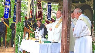 Stadtpfarrer Albert Hölzl, MMC-Zentralpräses Pfarrer Stefan Haimerl und Diakon Alfons Eiber zelebrieren den Festgottesdienst. Stadtpfarrer Albert Hölzl, MMC-Zentralpräses Pfarrer Stefan Haimerl und Diakon Alfons Eiber zelebrieren den Festgottesdienst.