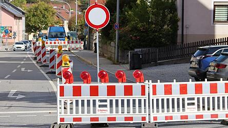 Mindestens bis Mitte November kann die Schulstraße stadtauswärts nicht mehr befahren werden. Dort werden wichtige Leitungen verlegt. Mindestens bis Mitte November kann die Schulstraße stadtauswärts nicht mehr befahren werden. Dort werden wichtige Leitungen verlegt.