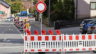 Mindestens bis Mitte November kann die Schulstraße stadtauswärts nicht mehr befahren werden. Dort werden wichtige Leitungen verlegt. Mindestens bis Mitte November kann die Schulstraße stadtauswärts nicht mehr befahren werden. Dort werden wichtige Leitungen verlegt.