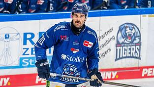 Die Tabellenführung der Straubing Tigers „fühlt sich gut an“, gibt Justin Scott zu, wenn man ihn direkt danach fragt. Für den Kanadier bedeutet das aber eher, noch härter zu arbeiten. Denn es gebe „auf jeden Fall Teams, die uns auf den Fersen sind“.