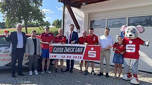 Freuen sich, am 13. September m&ouml;glichst viele Teilnehmer anfeuern zu k&ouml;nnen: Bereichsdirektor Mediale Unterst&uuml;tzung Johann Urban, der &ouml;rtliche Gesch&auml;ftsstellenleiter Matthias Koller, SpVgg-Vorstand Alfons Blattner, Spartenleiter Thomas Schmid, der designierte Vorstandsvorsitzende Jonathan Stich, Bergwachtbereitschaftsleiter Christian Kuchler samt Stellvertreter Karl Weber, B&uuml;rgermeister Paul Ro&szlig;berger, Theresa Lohberger (Ski Nordisch) und die Sparkassen-Maus.