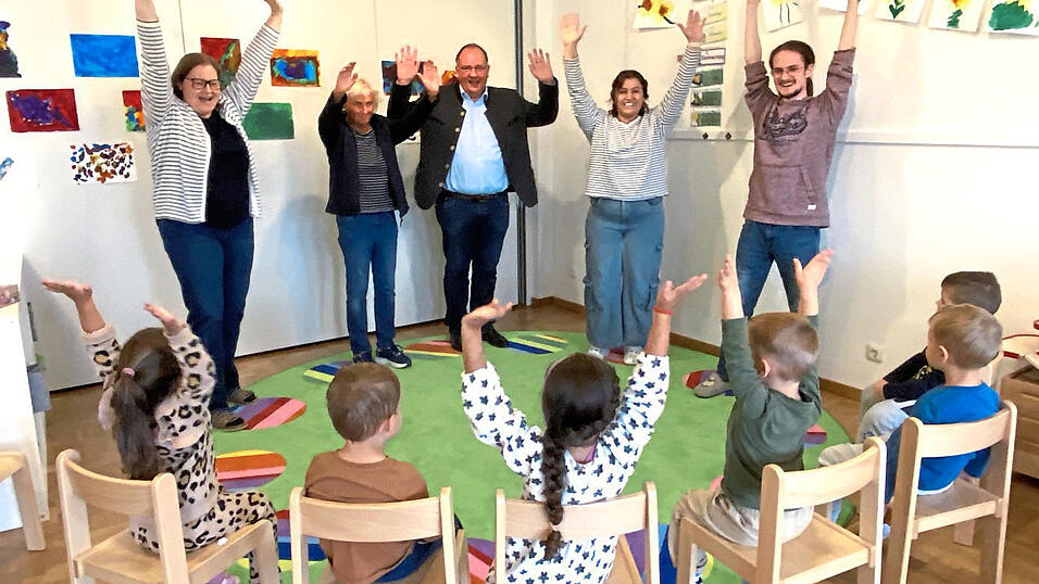 Bürgermeister Herbert Lichtinger (3. v. l.) und Maria Reicheneder (2. v. l.), die sich im Rathaus um das Wohl der Kindertagesstätten kümmert, konnten sich bei einem Besuch im Pfarrheim davon überzeugen, dass sich die kleinen 'Frösche' dort rundum wohlfühlen, behütet vom Erzieher-Team aus Gruppenleiterin Tanja Salbinger sowie Polina Nibras und Sascha Rieder (v. l.).