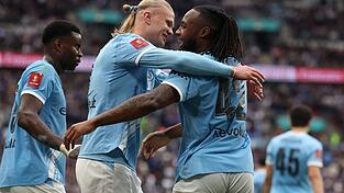 Antoine Semenyo von Manchester City (r) feiert mit Vorlagengeber Erling Haaland von Manchester City nach dem Siegtor. Antoine Semenyo von Manchester City (r) feiert mit Vorlagengeber Erling Haaland von Manchester City nach dem Siegtor.