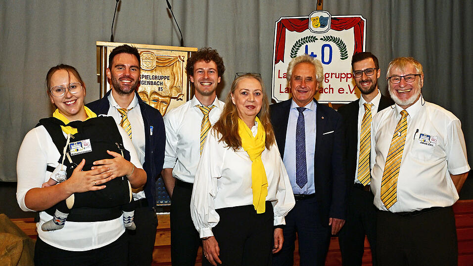 Der amtierende Vorstand mit Landrat Helmut Petz (3.v.r.): Michaela Linseisen, Florian Apold, Gisela Bernbeck, Josef Feger und Jakob Zörr (v.l.). Der amtierende Vorstand mit Landrat Helmut Petz (3.v.r.): Michaela Linseisen, Florian Apold, Gisela Bernbeck, Josef Feger und Jakob Zörr (v.l.).