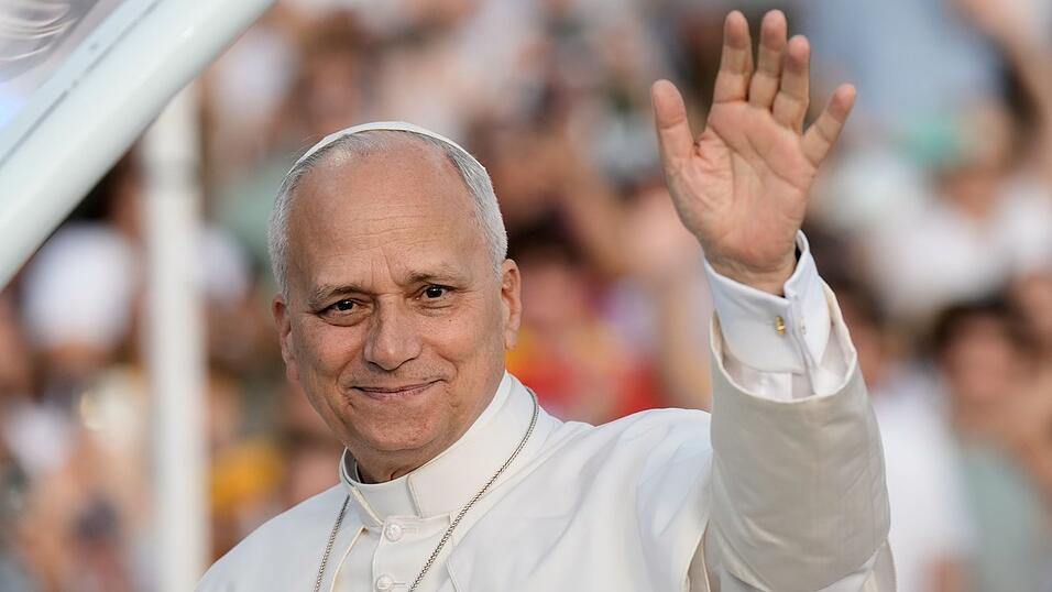 Papst Leo XIV. grüßt die rund 40.000 Teilnehmer einer Vigilie im Olympiastadion in Barcelona. Papst Leo XIV. grüßt die rund 40.000 Teilnehmer einer Vigilie im Olympiastadion in Barcelona.