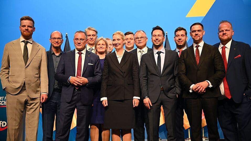 Als der neue Bundesvorstand komplett ist, ruft die Co-Vorsitzende Alice Weidel alle Mitglieder auf die Bühne für ein Gruppenfoto. Als der neue Bundesvorstand komplett ist, ruft die Co-Vorsitzende Alice Weidel alle Mitglieder auf die Bühne für ein Gruppenfoto.
