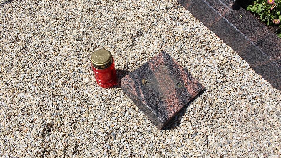 Unbekannte haben mehrere Gräber am Friedhof St. Michael in Straubing verwüstet. Unbekannte haben mehrere Gräber am Friedhof St. Michael in Straubing verwüstet.