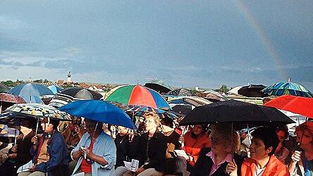 Ein Highlight in der Frauenbundgeschichte war die Bezirkswallfahrt 2003, bei der Geistlicher Bezirksbeirat Stefan Anzinger und Diakon Reinhold Röttger den Gottesdienst zelebrierten und sich am Ende nach einem Regenschauer ein Regenbogen über den ganzen Horizont erstreckte.