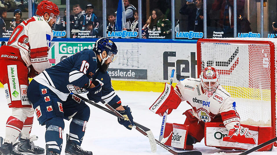 Alle H&auml;nde voll zu tun: EVL-Torwart Philipp Dietl (rechts) und seine Vorderleute, wie hier Yannick Wenzel (links), waren gegen die Kassel Huskies schwer gefordert - und phasenweise auch etwas &uuml;berfordert.