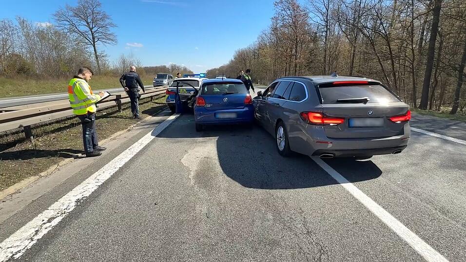 Mehrere Polizeiwagen verfolgten das Auto bei der Fahrt über die Autobahnen 7 und 70. Mehrere Polizeiwagen verfolgten das Auto bei der Fahrt über die Autobahnen 7 und 70.