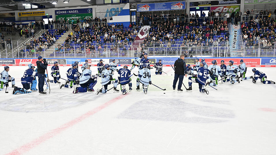 Einstimmung auf die neue Eishockey-Saison: Die Straubing Tigers beim Training.