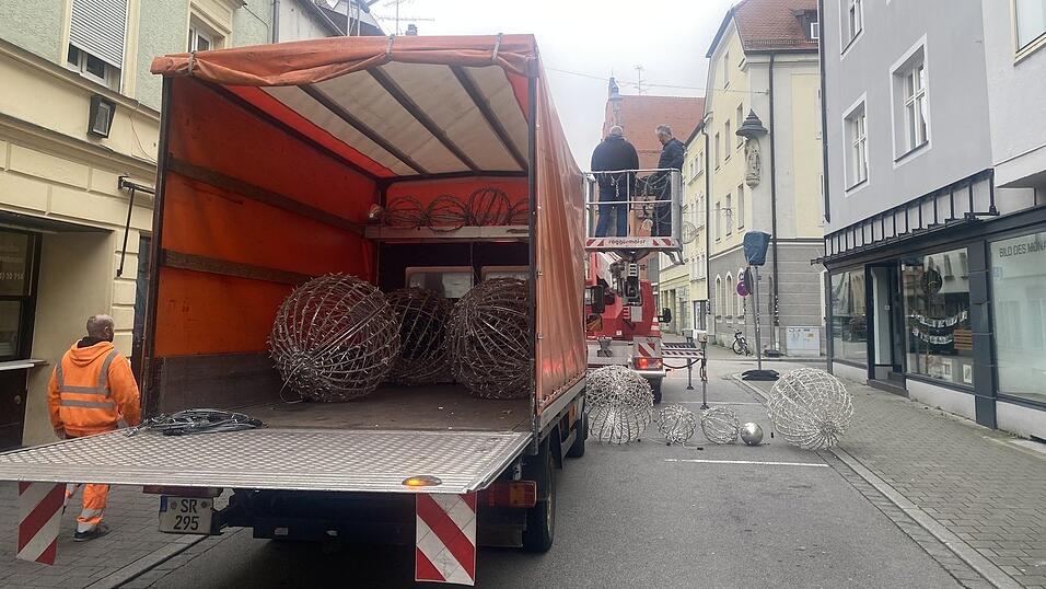 In der Rosengasse wird die Winterbeleuchtung aufgeh&auml;ngt.