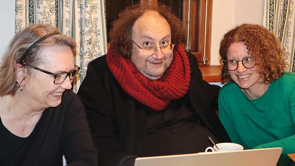 Was wird hier wohl ausgeheckt? Regisseur Georg Bl&uuml;ml stimmt sich mit Gabriele Fischer und Renate Brandl hinsichtlich Kost&uuml;men, Make-up und Rollen ab. Im Juli soll der &bdquo;Sommernachtstraum&ldquo; aufgef&uuml;hrt werden.