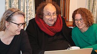 Was wird hier wohl ausgeheckt? Regisseur Georg Bl&uuml;ml stimmt sich mit Gabriele Fischer und Renate Brandl hinsichtlich Kost&uuml;men, Make-up und Rollen ab. Im Juli soll der &bdquo;Sommernachtstraum&ldquo; aufgef&uuml;hrt werden.