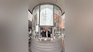 Siri Mertinat und Annalena Br&uuml;ckner schw&auml;rmen von der Vielfalt der Menschen und Themen. Das inzwischen 30-k&ouml;pfige Team wechselt immer wieder zwischen den verschiedenen Standorten.