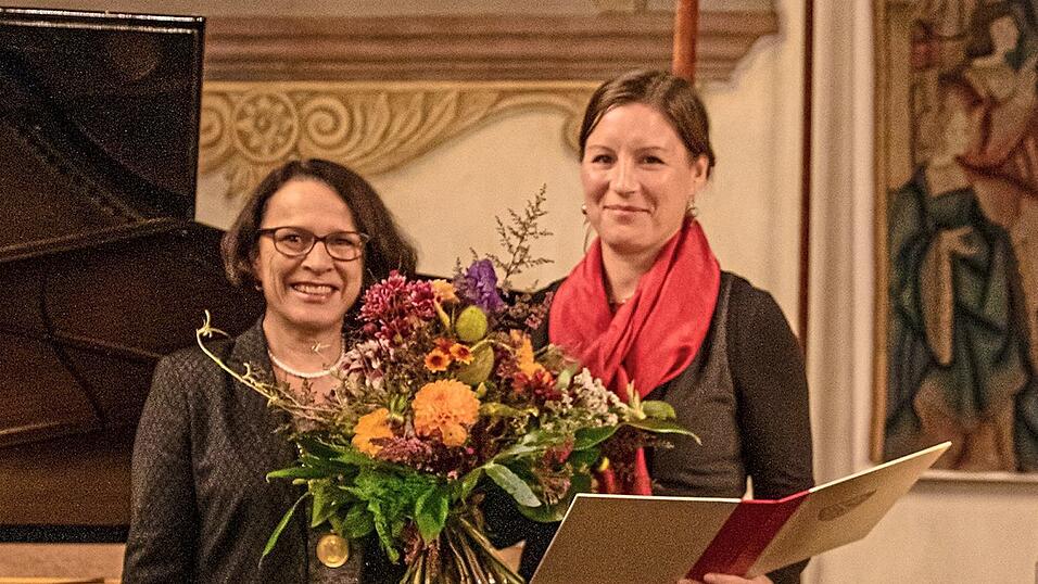 Bürgermeisterin Maltz-Schwarzfischer verleiht den mit 15.000 Euro dotierten Preis an PD Dr. Friederike Kind-Kovács.