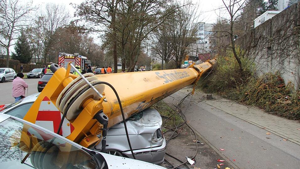In Regensburg ist am Montagvormittag ein Kran umgestürzt. In Regensburg ist am Montagvormittag ein Kran umgestürzt.