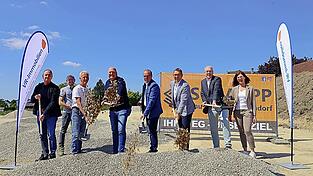 Der symbolische Spatenstich er&ouml;ffnet den Beginn der Arbeiten im neuen Baugebiet.