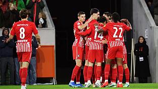 Freiburg bejubelt die 1:0-Führung. Freiburg bejubelt die 1:0-Führung.