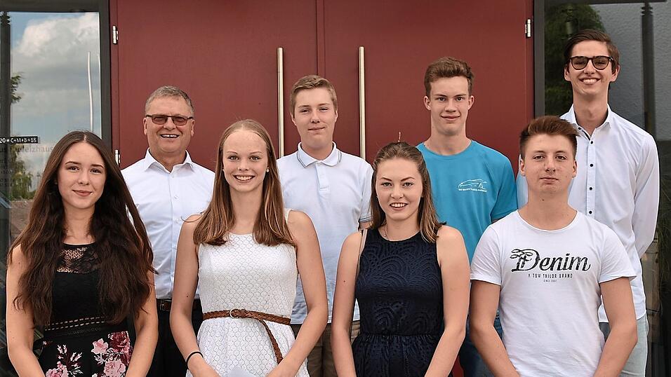 B&uuml;rgermeister Konrad Schickaneder mit den Schulabsolventen: (vorne, v.l.) Susanne Baum, Veronika Priller, Lena Spornraft und Tobias Neumeier sowie (hintere Reihe, v.l.) Lorenz Sommer, Martin Felber und Sebastian Limmer.
