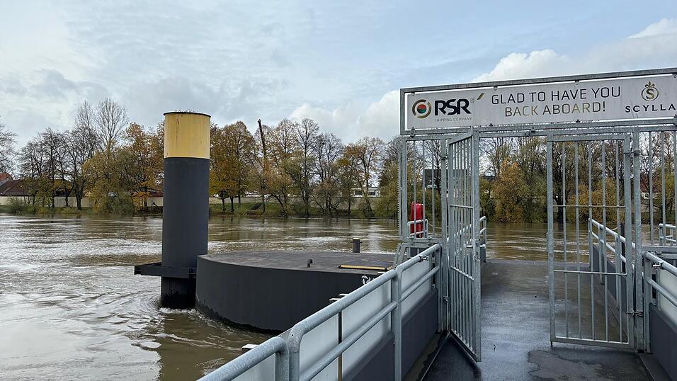 'Schön, Sie wieder an Bord zu haben' steht in Englisch auf einem Schild an der Anlegestelle am Herzogschloss. Diese Anlegestelle betreiben die Schweizer Reederei Scylla und der Reiseveranstalter Tauck.