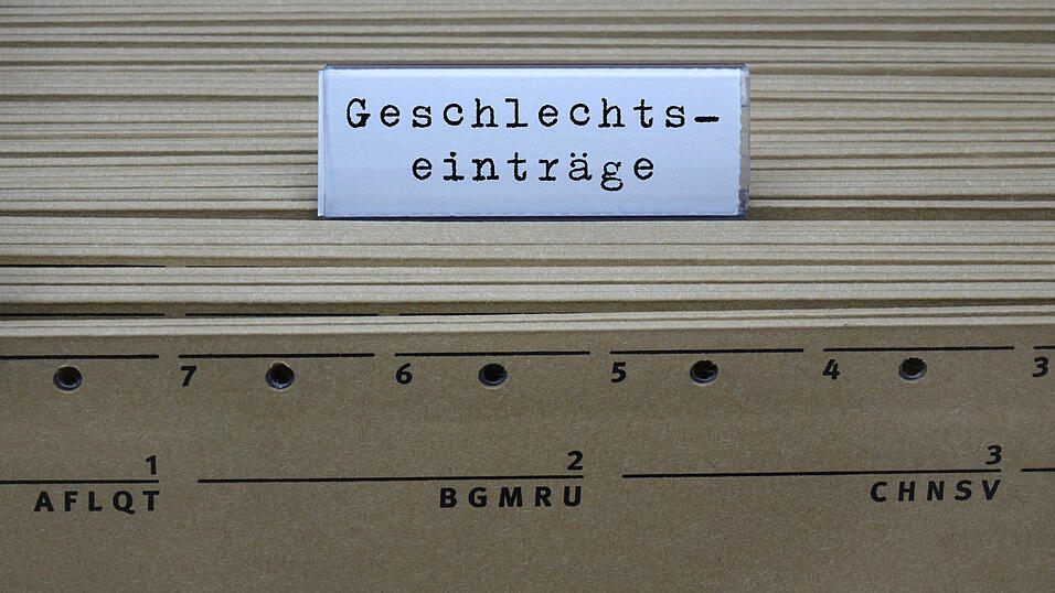 Die Änderung von Geschlechtseintrag und Name war bisher mit viel Bürokratie und hohen Kosten verbunden. Ab 1. November ist das anders. (Symbolbild) Die Änderung von Geschlechtseintrag und Name war bisher mit viel Bürokratie und hohen Kosten verbunden. Ab 1. November ist das anders. (Symbolbild)