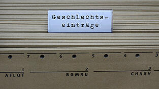 Die &Auml;nderung von Geschlechtseintrag und Name war bisher mit viel B&uuml;rokratie und hohen Kosten verbunden. Ab 1. November ist das anders. (Symbolbild)