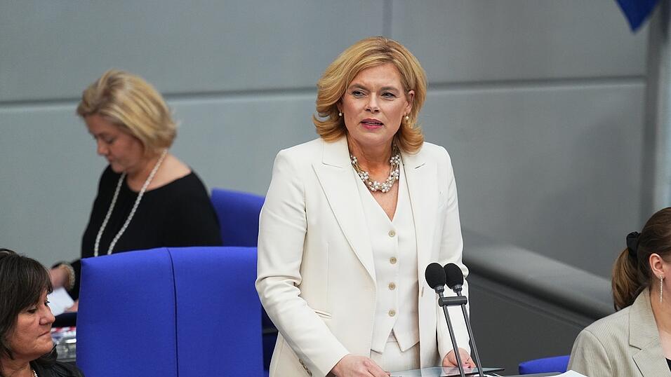 Julia Klöckner hat seit rund einem Monat das zweithöchste Amt im Staat inne. Sie kritisiert die Kirchen für ihre politische Einmischung. Julia Klöckner hat seit rund einem Monat das zweithöchste Amt im Staat inne. Sie kritisiert die Kirchen für ihre politische Einmischung.