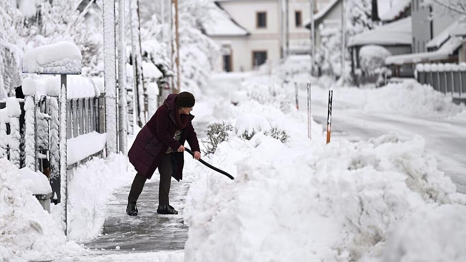 Am Freitagmorgen war rund um Wien Schneeschippen angesagt.