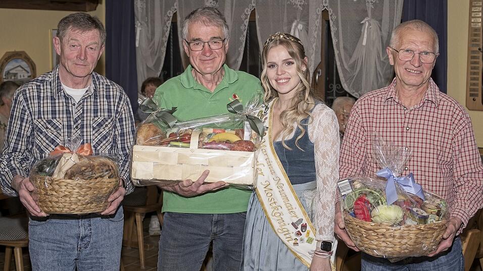 Josef Müller (v. l.), Xaver Pongratz, Mostkönigin Martina Neumaier und Georg Altmann Josef Müller (v. l.), Xaver Pongratz, Mostkönigin Martina Neumaier und Georg Altmann