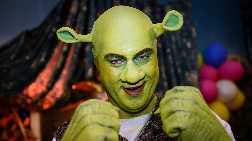 Bayerns Ministerpr&auml;sident Markus S&ouml;der (CSU) posiert 2014 als Shrek verkleidet auf der Prunksitzung des Fr&auml;nkischen Fastnachtsverbandes 'Fastnacht in Franken' in Veitsh&ouml;chheim.