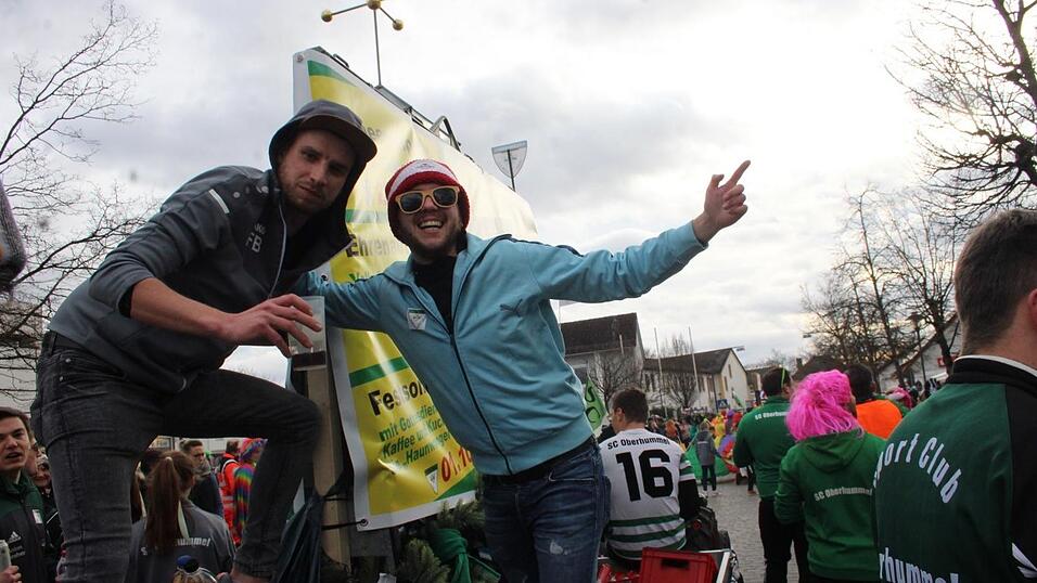 Viele Faschings-Fans haben sich am Samstag den Umzug in Langenbach angesehen. Viele Faschings-Fans haben sich am Samstag den Umzug in Langenbach angesehen.