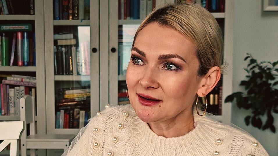 Elena Fritz daheim in ihrem Wohnzimmer.