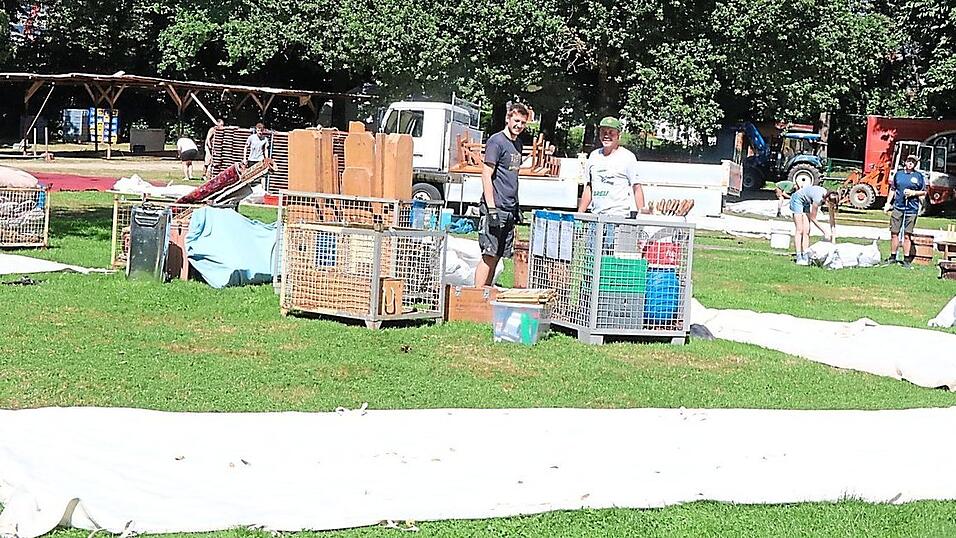 Mit dem Pandurenlager am Sonntag endete die Festspielsaison; am Montag waren die Trenckianer bei den Aufräumarbeiten im Stadtpark gefordert. Mit dem Pandurenlager am Sonntag endete die Festspielsaison; am Montag waren die Trenckianer bei den Aufräumarbeiten im Stadtpark gefordert.