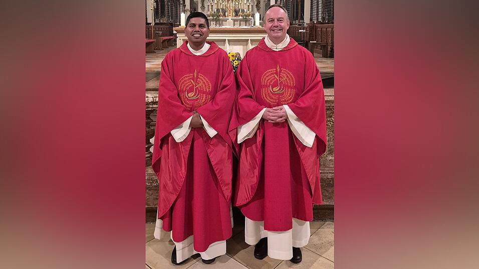 Kaplan Naresh Marpu (links) zusammen mit Stadtpfarrer Pater Martin beim Begrüßungsgottesdienst.