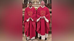 Kaplan Naresh Marpu (links) zusammen mit Stadtpfarrer Pater Martin beim Begrüßungsgottesdienst.