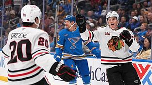 Lukas Reichel (r) erzielte erstmals zwei Tore in einem NHL-Spiel. Lukas Reichel (r) erzielte erstmals zwei Tore in einem NHL-Spiel.