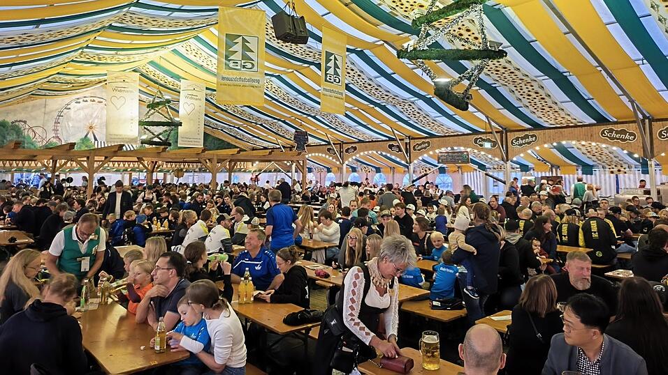 Volles Haus: die Viechtacher Vereine im Festzelt. Volles Haus: die Viechtacher Vereine im Festzelt.