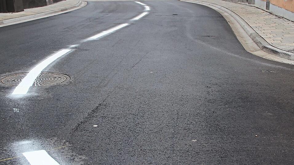Zu Viele würden laut Stadtrat Franz Sales Rebl an den Bordstein am Scharfen Eck fahren, seitdem die Stelle verengt worden ist, um den Bürgersteig zu verbreitern. (Symbolfoto) Zu Viele würden laut Stadtrat Franz Sales Rebl an den Bordstein am Scharfen Eck fahren, seitdem die Stelle verengt worden ist, um den Bürgersteig zu verbreitern. (Symbolfoto)