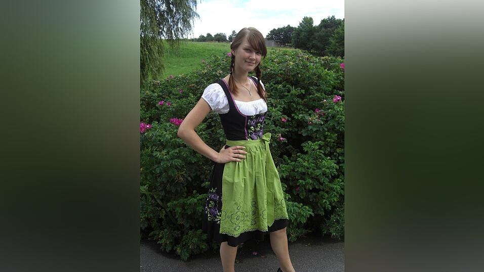 Christina hat sich von ihrer großen Schwester beraten lassen und kann jetzt beanstandungslos aufs Volksfest