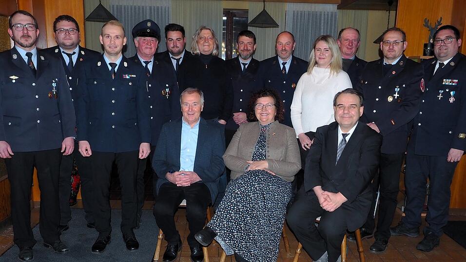 Zusammen mit den anwesenden Geehrten stellte sich die Führungsspitze der Arnbrucker Feuerwehr zum Foto auf. Zusammen mit den anwesenden Geehrten stellte sich die Führungsspitze der Arnbrucker Feuerwehr zum Foto auf.