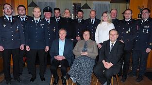 Zusammen mit den anwesenden Geehrten stellte sich die Führungsspitze der Arnbrucker Feuerwehr zum Foto auf. 