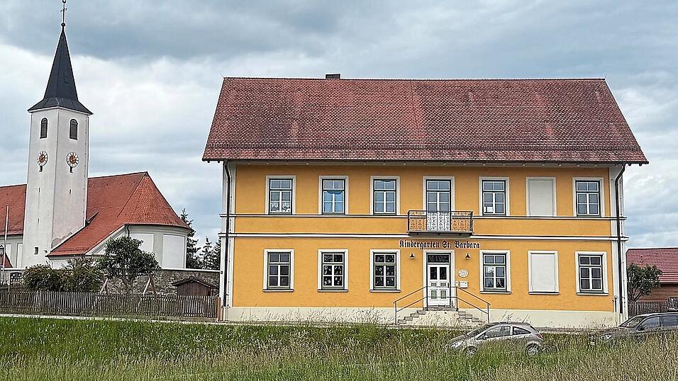 Die Kita St. Barbara ist im ehemaligen Wisselsinger Schulhaus untergebracht, das durch seinen baulichen Charme besticht. Die Kita St. Barbara ist im ehemaligen Wisselsinger Schulhaus untergebracht, das durch seinen baulichen Charme besticht.